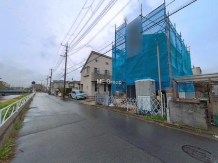 ���n�O�ώʐ^�@�`Exterior�`�@�O�ʓ��H�F�� 5.9m �����@�O�ʓ��H�͊ՐÂȏZ��n���͂���Ԓʂ�̏��Ȃ����H�B���Ԃ̏o��������炭�炭�ł��I���s���_�E���n���w�̂���]�́A���C�y�ɂ��₢���킹���������I