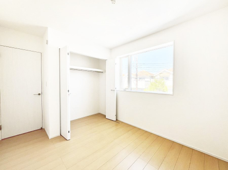 �Q���@�����`Bed Room�`  �S�����ɂ͎��[�N���[�[�b�g�������I���i�g���̂��m���⏬���͂������A�G�ߕ��̂��m���Ȃǂ���������Ɛ������ڂ����܂������܂��B  ������Ԃ��L���g�p�ł��܂��ˁB