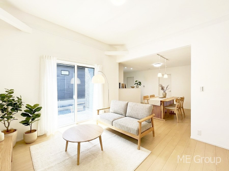 ���r���O�@�����`Living�`�@�O���̗��Ȃ��V���v���ł�������LDK�B�傫�ȑ�������������������ނ̂Ŏ��������邭�A�Ƒ��̌e���̏�Ƃ��ăs�b�^���ł��B�J�����Ɠ�������̗ǂ��𐥔񂲗����������I�@���Ƌ��CG�ł�