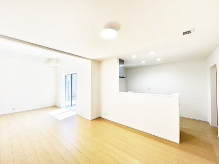 ���r���O�@�����`Living�`�@�Ƒ��̈�̊�����������L�X�Ƃ����X�y�[�X�B�Ƒ��Ɖ߂������Ԃ��؂ɂ�����Ƀs�b�^���̂�Ƃ�̏Z��Ԃł��B���q�l���������Ă����S���Č����܂��B�Ƒ��̏΂��������ɂ��ڂɕ����т܂��B