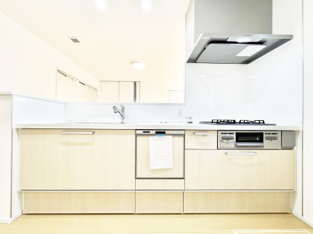 �L�b�`���@�����`Kitchen�`�@��b���e�ރ��r���O�A�������������Ȃ�L�b�`���B�Ƃ́A�������������ł͂Ȃ��A��炵��������A���K�ɂ���ꏊ�B�Ί�̖����A���炬�̓��X�̂��߂ɁA�ŐV�̐ݔ��E�d�l���̗p�B