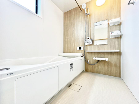 �����@�����`Bath Room�`�@�������������͋C�̗����Ŗ����Ɍ����ă��t���b�V���B���������@�\���t���Ă���̂ŗׂ̐���@�u����Ő􂢏オ�������󕨂��A�J�̓����V�C���C�ɂ������������邱�Ƃ��\�ł��B