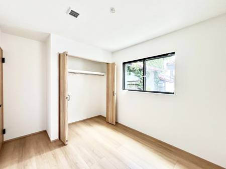 �Q���@�����`Bed Room�`  �S�����ɂ͎��[�N���[�[�b�g�������I���i�g���̂��m���⏬���͂������A�G�ߕ��̂��m���Ȃǂ���������Ɛ������ڂ����܂������܂��B  ������Ԃ��L���g�p�ł��܂��ˁB