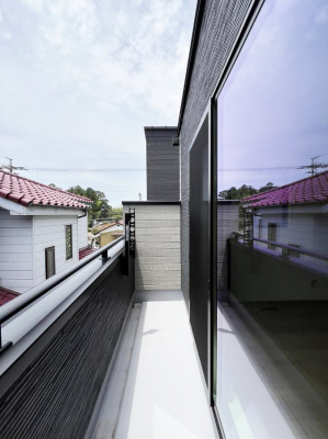 �o���R�j�[�@�����`Balcony�`  �傫�ȋ�Ɉ͂܂ꂽ�C�����̂����ƁB  �o���R�j�[��`�������ň��|�I�ȊJ�����ɕ�܂�܂��B  �o���R�j�[�͗z���������݂��z�c����󕨂��C�����悭�������Ƃ��ł��܂��B