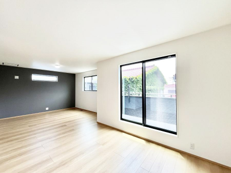 ���r���O�@�����`Living�`�@�O���̗��Ȃ��V���v���ł�������LDK�B�傫�ȑ�������������������ނ̂Ŏ��������邭�A�Ƒ��̌e���̏�Ƃ��ăs�b�^���ł��B�J�����Ɠ�������̗ǂ��𐥔񂲗����������I