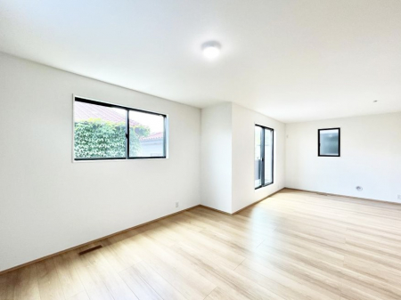 ���̑����ρ@�����`Living�`�@��������̂����Q�K���r���O�̓v���C�x�[�g���������A���������ĕ�点�܂��B��Ƃ肠���炵�ƐS�n�悢�Z�����a���ґ�Ȏ��Ԃ����Ƒ��݂�Ȃł��߂����������B