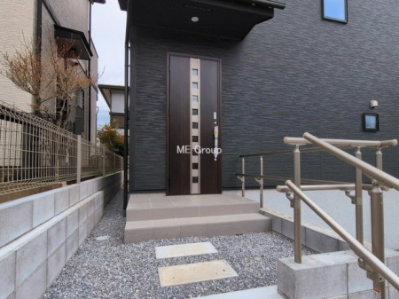 ���ց@�O�ρ`Entrance�`�@���ւ́A���q��������}�������ł���A�Ƒ����o���肷���ł�����̂Łu�������̊�v�Ƃ��Ă΂��d�v�ȏꏊ�I��������Ɩ��邭�A���ł����q�l�����o�}���ł���悤�Ȑ݌v�����܂����I