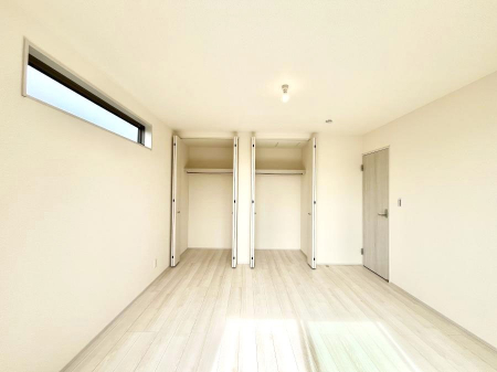 �Q���@�������P�������`Bed Room�`�@�u��������������l�v�Ƃ��v�w�ł�����肭�낰��Q���B�����̉Ǝ��₨�d���ɔ�ꂽ���̓t�J�t�J�̃x�b�g�Ŗ�����Ă��������B�e���r��{�I�������Ă����K�ȍL����������