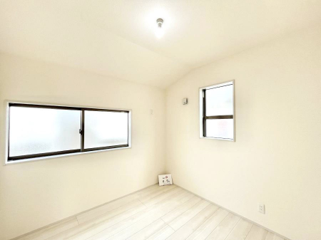 �q�������@�������P�������`Bed Room�`�@�q�������͂��q�l�ɂƂ��đ�Ϗd�Ȗ���������܂��B�q����l�ŉ߂�����Ԃ�^���邱�ƂŁA�h���׋����Ԃ����R�Ƒ����܂����畔���̕Еt����|���Ȃǂ��������ƂɌq����܂��B