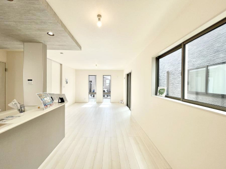 ���̑����ρ@�������P�������`Living�`�@�O���̗��Ȃ��V���v���ł�������LDK�B�傫�ȑ�������������������ނ̂Ŏ��������邭�A�Ƒ��̌e���̏�Ƃ��ăs�b�^���ł��B�J�����Ɠ�������̗ǂ��𐥔񂲗����������I   