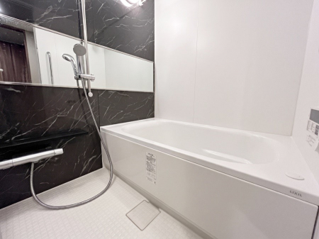 �����@�����`Bath Room�`�@����L�΂��ē������邱�Ƃ��\�I����̔�������M�d�ȃo�X�^�C���ł��B���q�l�Ƃ��ꏏ�ł��\���ȍL���Ȃ̂ŁA���r���O�Ƃ͈�����Ƒ��c�R�̂ЂƎ������y���݂��������܂��B��CG���H��