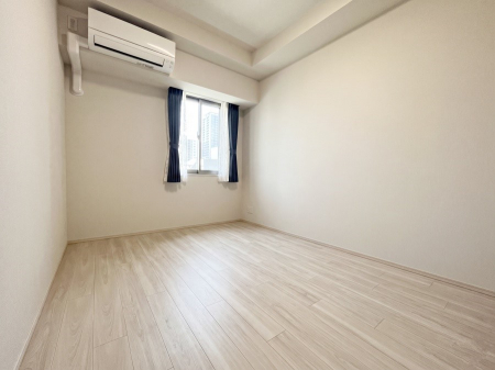 �q�������@�����`Bed Room�`�@�q�������͂��q�l�ɂƂ��đ�Ϗd�Ȗ���������܂��B��l�ŉ߂�����Ԃ�^���邱�ƂŁA�h���׋����Ԃ����R�Ƒ����܂����畔���̕Еt����|���Ȃǂ��������ƂɌq����܂��B��CG���H��