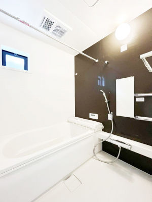 �����@�����`Bath Room�`�@�������������͋C�̗����Ŗ����Ɍ����ă��t���b�V���B���������@�\���t���Ă���̂ŗׂ̐���@�u����Ő􂢏オ�������󕨂��A�J�̓����V�C���C�ɂ������������邱�Ƃ��\�ł��B
