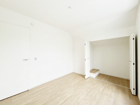 �Q���@�����`Bed Room�`�@�������������̂��ˌ��Ẵ����b�g�ł��B���Ƒ������������ƂŎ苷�Ɋ����Ă����Z�܂����ˌ��Ăł͊e�����v���C�o�V�[��ۂ��Ƃ��ł��܂��B�Z�܂��ɂ�Ƃ肪���܂�S�������b�N�X�ł��܂���