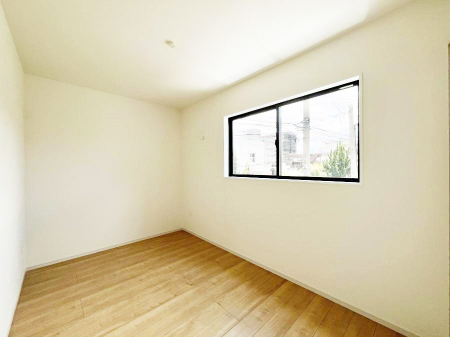 �q�������@�����`Bed Room�`�@�q�������͂��q�l�ɂƂ��đ�Ϗd�Ȗ���������܂��B�q����l�ŉ߂�����Ԃ�^���邱�ƂŁA�h���׋����Ԃ����R�Ƒ����܂����畔���̕Еt����|���Ȃǂ��������ƂɌq����܂��B