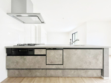 �L�b�`���@�����`Kitchen�`�@��b���e�ރ��r���O�A�������������Ȃ�L�b�`���B�Ƃ́A�������������ł͂Ȃ��A��炵��������A���K�ɂ���ꏊ�B�Ί�̖����A���炬�̓��X�̂��߂ɁA�ŐV�̐ݔ��E�d�l���̗p�B