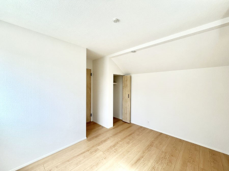 �Q���@�������Q�������`Bed Room�`  �S�����ɂ͎��[�N���[�[�b�g�������I���i�g���̂��m���⏬���͂������A�G�ߕ��̂��m���Ȃǂ���������Ɛ������ڂ����܂������܂��B  ������Ԃ��L���g�p�ł��܂��ˁB