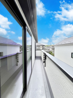 �o���R�j�[�@�������Q�������`Balcony�`  �傫�ȋ�Ɉ͂܂ꂽ�C�����̂����ƁB  �o���R�j�[��`�������ň��|�I�ȊJ�����ɕ�܂�܂��B�o���R�j�[�͗z���������݂��z�c����󕨂��C�����悭�������Ƃ��ł��܂��B