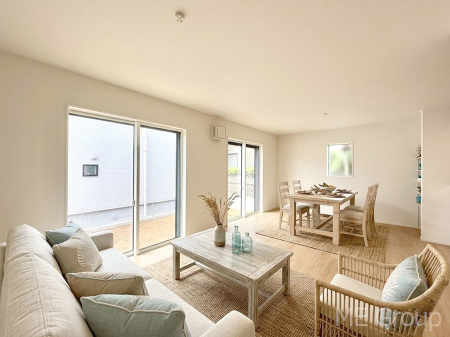 ���r���O�@�������Q�������`Living�`�@�Ƒ��̉�b��Ί炪�s���������r���O�ł��B�傫�ȃ\�t�@��_�C�j���O�e�[�u���ł������H���������肭�났�����􂻂�Ȗ������������Ԃł��I���Ƌ��CG�ł�