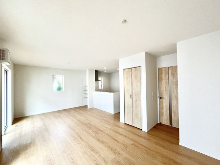 ���̑����ρ@�������Q�������`Living�`�@�Ƒ��̐H����c���̂ق��A�q�ǂ���V�΂�����A�F�l���������肷��LDK�͏Z�܂��̒��S�B�����ԉ߂����ꏊ������A���̋�Ԃ͏Z�܂��S�̂̋��S�n�����E���܂��B