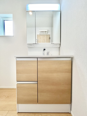 ���ʑ�E���ʏ��@�������Q�������`Dressing Room�`�@�\���ȑ傫���̐��ʑ�͎��[�����鎖�Ȃ���A�g�����Ȃ݃`�F�b�N�⎕�����ȂǁA���̍Q�����������Ԃł��z�e�����C�N�ȃX�y�[�X�ŗ]�T�Ƃ�Ƃ�������Ē����܂��B