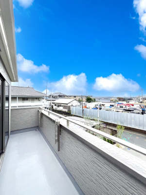 �o���R�j�[�@������B�������`Balcony�`�@������̃o���R�j�[�̑O�ɂ͉_�ȊO�ɑ��z���Ղ���̂�����܂���B�����󕨂������₷���A����薾�邭�C�����̂������������Ă��܂��B�g���₷���J���I�ȃo���R�j�[�ł���