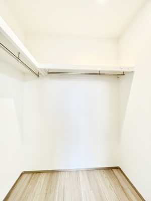 ���̑��@������B�������`Walk-in Closet�`�@��������̗m���������Ă��V���ɂȂ�ɂ����E�H�[�N�C���N���[�[�b�g�B�m���ȊO�ɂ��A���i�g��Ȃ��Ɠd��X�[�c�P�[�X�A�X�g�b�N�i�Ȃǉ��ł��Еt����������Ԃł��B