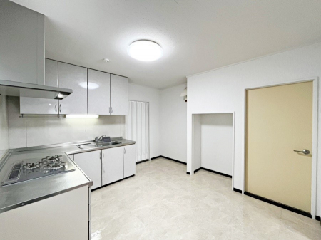 �L�b�`���@�����`Kitchen�`�@�������Z���A�葁����Ƃł���k�^�L�b�`���B�R�[�i�[�ɃX�p�C�X�ނ�u���ăX�b�L���Ɓ�L�X�Ƃ�����ƃX�y�[�X�ŃX�g���X�Ȃ������������y���݂��������܂���