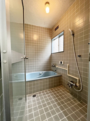 �����@�����`Bath Room�`�@���t���̃o�X���[���́A�̌������薾�邭�C�����̗ǂ���Ԃł��B�������邱�ƂŁA���C�����ǍD�B������芰����o�X���[���ŁA�����̃o�X�^�C�����y���݂ɂȂ肻���ł��B