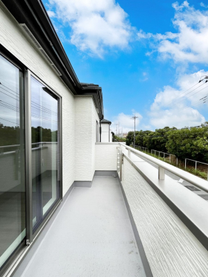 �o���R�j�[�@������C�������`Balcony�`�@�傫�ȋ�Ɉ͂܂ꂽ�C�����̂����ƁB�o���R�j�[��`�������ň��|�I�ȊJ�����ɕ�܂�܂��B�o���R�j�[�͗z���������݂��z�c����󕨂��C�����悭�������Ƃ��ł��܂��B