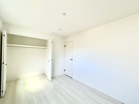 �Q���@�����`Bed Room�`  �S�����ɂ͎��[�N���[�[�b�g�������I���i�g���̂��m���⏬���͂������A�G�ߕ��̂��m���Ȃǂ���������Ɛ������ڂ����܂������܂��B  ������Ԃ��L���g�p�ł��܂��ˁB