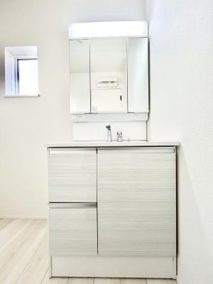 ���ʑ�E���ʏ��@�����`Dressing Room�`�@�\���ȑ傫���̐��ʑ�͎��[�����鎖�Ȃ���A�g�����Ȃ݃`�F�b�N�⎕�����ȂǁA���̍Q�����������Ԃł��z�e�����C�N�ȃX�y�[�X�ŗ]�T�Ƃ�Ƃ�������Ē����܂��B