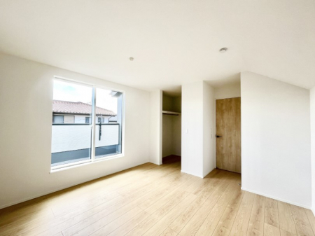 �Q���@�����`Bed Room�`�@�o���R�j�[����̖��邢���������������݂܂��B���ƂɌb�܂ꂽ�������B�_�炩�����R���Œ��ڊo�߂��炵������邾�낤�B�܂��A�@�\�I�Ȏ��[��z�u���āA�Еt������Ԃ������o�������B