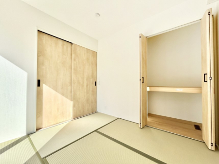 ���̑����ρ@�����`Japanese Room�`�@LDK�אڂ̘a���́A�A�C���������Ȃǉ��l�̉Ǝ��X�y�[�X�Ƃ��āA�܂������Ȃ��q�l�̂��邲�ƒ�ł͂����Q�₨�ނւ��̏�Ƃ��Ă����p���������܂��B