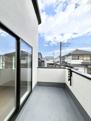 �o���R�j�[�@�����`Balcony�`�@������̃o���R�j�[�̑O�ɂ͉_�ȊO�ɑ��z���Ղ���̂�����܂���B�����󕨂������₷���A����薾�邭�C�����̂������������Ă��܂��B�g���₷���J���I�ȃo���R�j�[�ł���