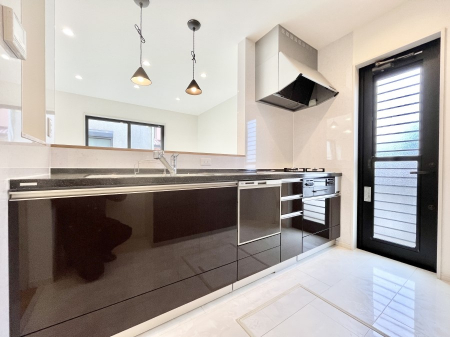 �L�b�`���@������̂��閾�邢�L�b�`���B���C�ɂ��𗧂��܂��B