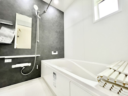 �����@�������R�������`Bath Room�`�@���t���̃o�X���[���́A�̌������薾�邭�C�����̗ǂ���Ԃł��B�������邱�ƂŁA���C�����ǍD�B������芰����o�X���[���ŁA�����̃o�X�^�C�����y���݂ɂȂ肻���ł��B