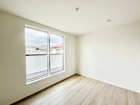 ���̑����ρ@�������R�������`Bed Room�`�@�q�������͂��q�l�ɂƂ��đ�Ϗd�Ȗ���������܂��B�q����l�ŉ߂�����Ԃ�^���邱�ƂŁA�h���׋����Ԃ����R�Ƒ����܂����畔���̕Еt����|���Ȃǂ��������ƂɌq����܂��B