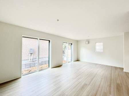 ���̑����ρ@�������R�������`Living�`�@�L���ȗz�������̏ꏊ���Ƃ炵�����B�����邱�̋�Ԃ݂͂�Ȃ̏Ί炪�W���ꏊ�A����Y��A���邱�Ƃ̂Ȃ����킢���Ȃ���b���y���ގ��ԁA��������̎v�����Ԃ���ꏊ�B