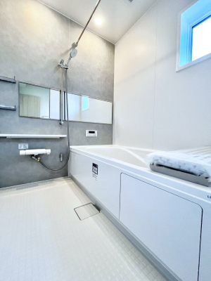 �����@�������P�������`Bath Room�`�@����L�΂��ē������邱�Ƃ��\�I����̔�������M�d�ȃo�X�^�C���ł��B���q�l�Ƃ��ꏏ�ł��\���ȍL���Ȃ̂ŁA���r���O�Ƃ͈�����Ƒ��c�R�̂ЂƎ������y���݂��������܂��B