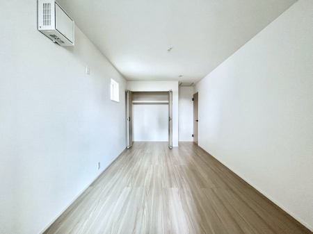 �q�������@�������P�������`Bed Room�`�@�q�������͂��q�l�ɂƂ��đ�Ϗd�Ȗ���������܂��B�q����l�ŉ߂�����Ԃ�^���邱�ƂŁA�h���׋����Ԃ����R�Ƒ����܂����畔���̕Еt����|���Ȃǂ��������ƂɌq����܂��B