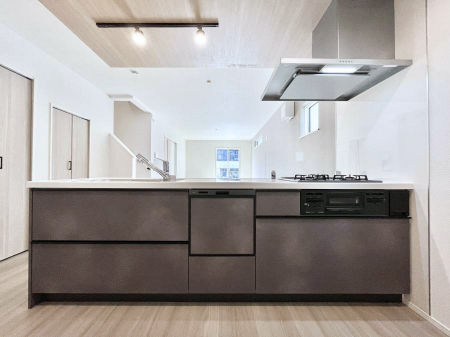 �L�b�`���@�������P�������`Kitchen�`�@��b���e�ރ��r���O�A�������������Ȃ�L�b�`���B�Ƃ́A�������������ł͂Ȃ��A��炵��������A���K�ɂ���ꏊ�B�Ί�̖����A���炬�̓��X�̂��߂ɁA�ŐV�̐ݔ��E�d�l���̗p�B