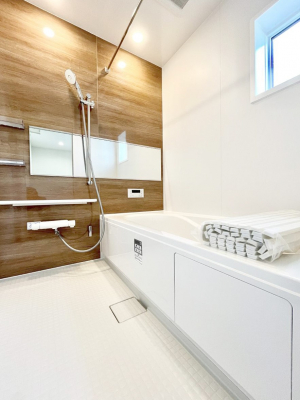 �����@�������Q�������`Bath Room�`�@���t���̃o�X���[���́A�̌������薾�邭�C�����̗ǂ���Ԃł��B�������邱�ƂŁA���C�����ǍD�B������芰����o�X���[���ŁA�����̃o�X�^�C�����y���݂ɂȂ肻���ł��B