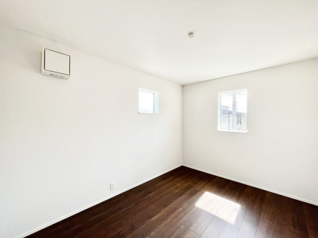�q�������@�������Q�������`Bed Room�`�@�q�������͂��q�l�ɂƂ��đ�Ϗd�Ȗ���������܂��B�q����l�ŉ߂�����Ԃ�^���邱�ƂŁA�h���׋����Ԃ����R�Ƒ����܂����畔���̕Еt����|���Ȃǂ��������ƂɌq����܂��B