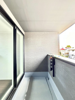 �o���R�j�[�@�������Q�������`Balcony�`  �傫�ȋ�Ɉ͂܂ꂽ�C�����̂����ƁB  �o���R�j�[��`�������ň��|�I�ȊJ�����ɕ�܂�܂��B  �o���R�j�[�͗z���������݂��z�c����󕨂��C�����悭�������Ƃ��ł��܂��B