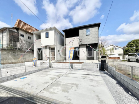 ���n�O�ώʐ^�@�O�ρ��Q�������`Exterior�`  �ՐÂȏZ��n�Ŏq��ĉƑ��Ƀs�b�^���B  �����̂��U�������K�ȗ΂Ɍb�܂ꂽ�G���A�ŁA���R�ɕ�܂ꂽ���₩�ȕ�炵���������邽�߂́A��Ƃ肠��Z���������Ă��܂��B