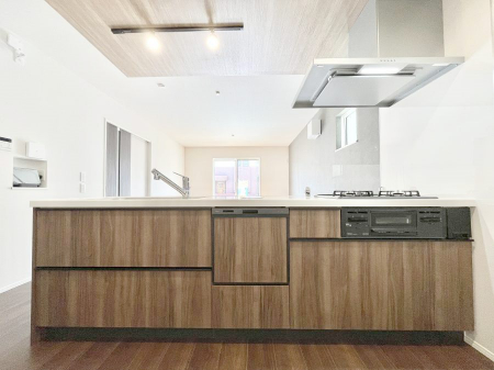 �L�b�`���@�������Q�������`Kitchen�`�@��b���e�ރ��r���O�A�������������Ȃ�L�b�`���B�Ƃ́A�������������ł͂Ȃ��A��炵��������A���K�ɂ���ꏊ�B�Ί�̖����A���炬�̓��X�̂��߂ɁA�ŐV�̐ݔ��E�d�l���̗p�B