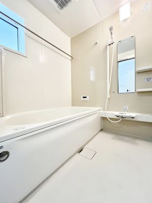 �����@�����`Bath Room�`�@�������Ƒ���L�΂��ē������邱�Ƃ��\�I����̔�������M�d�ȃo�X�^�C���ł��B���q�l�Ƃ��ꏏ�ł��\���ȍL���Ȃ̂ŁA���r���O�Ƃ͈�����Ƒ��c�R�̂ЂƎ������y���݂��������܂��B