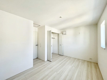 ���̑����ρ@�����`Bed Room�`  �S�����ɂ͎��[�N���[�[�b�g�������I���i�g���̂��m���⏬���͂������A�G�ߕ��̂��m���Ȃǂ���������Ɛ������ڂ����܂������܂��B  ������Ԃ��L���g�p�ł��܂��ˁB