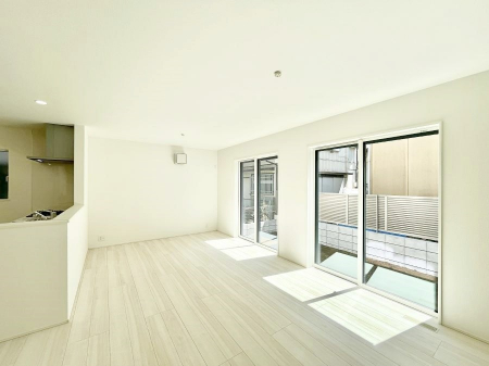 ���r���O�@�����`Living�`�@�O���̗��Ȃ��V���v���ł�������LDK�B�傫�ȑ�������������������ނ̂Ŏ��������邭�A�Ƒ��̌e���̏�Ƃ��ăs�b�^���ł��B�J�����Ɠ�������̗ǂ��𐥔񂲗����������I